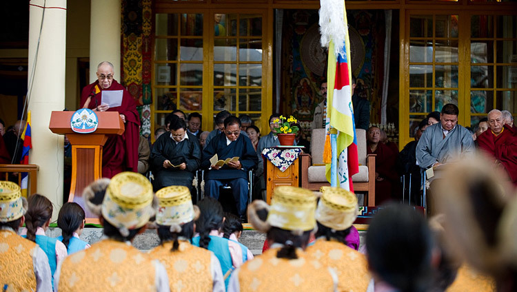 ツクラカンにて、チベット民族平和蜂起52周年記念日にあたり声明を発表されるダライ・ラマ法王。2011年3月10日、インド、ヒマーチャル・プラデーシュ州 ダラムサラ（撮影：テンジン・チュンジョル / 法王庁）