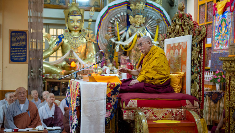 韓国の仏教グループのリクエストにより行われた法話会最終日で法話をされるダライ・ラマ法王。2013年8月27日、インド、ヒマーチャル・プラデーシュ州 ダラムサラ（撮影：テンジン・チュンジョル / 法王庁）