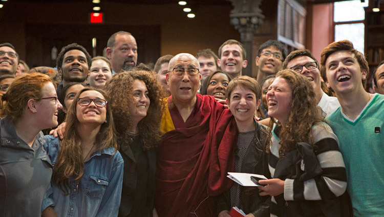 プリンストン大学のグリーン学長図書館にて、参加した学生達と記念撮影をされるダライ・ラマ法王。2014年10月28日、アメリカ、ニュージャージー州 プリンストン（撮影：ドニーズ・アップルホワイト）