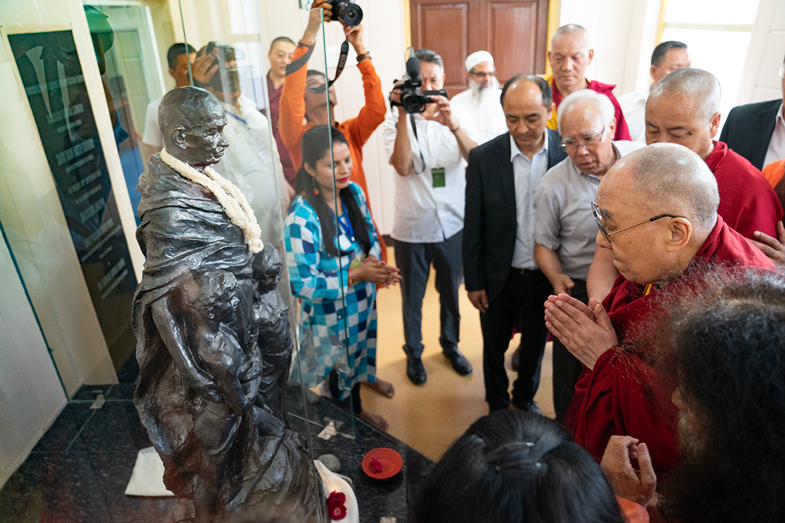 ガンジー・アシュラムのマハトマ・ガンジー図書館で、ガンジーの像の前で敬意を表されるダライ・ラマ法王。2019年9月25日、インド、ニューデリー（写真：テンジン・チュンジョル / 法王庁）