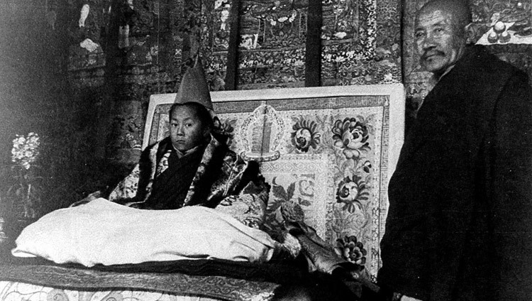 即位式に臨み玉座に座られるダライ・ラマ法王。1940年2月22日、チベット、ラサ