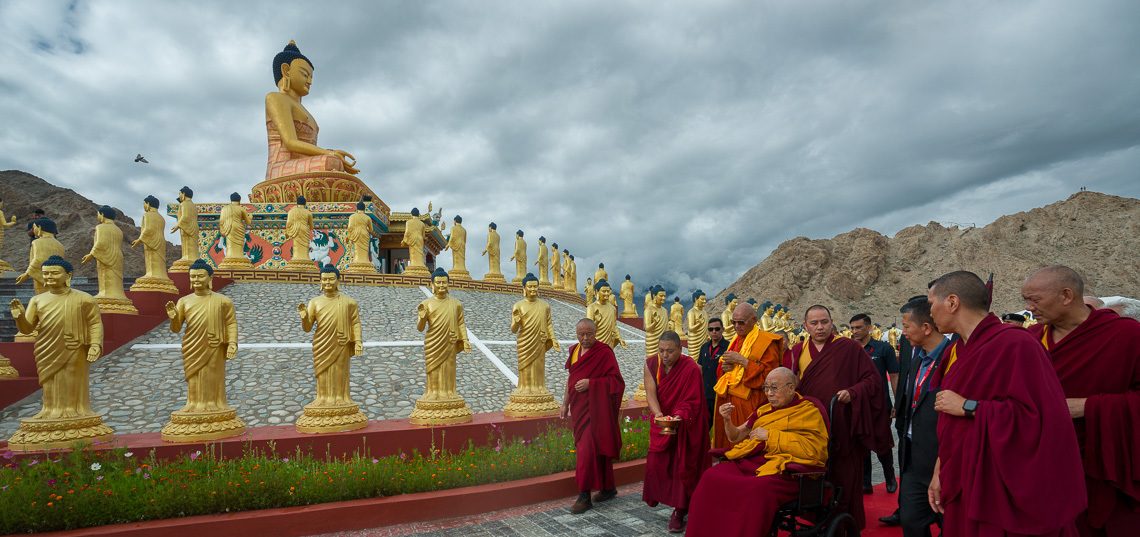 写真：マハーボーディ国際瞑想センターで千の仏陀像をご参拝