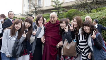 女子大生に囲まれて