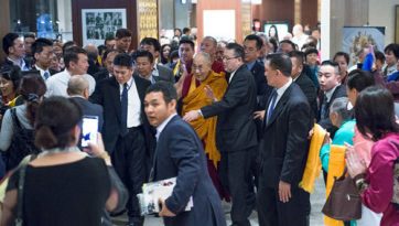 信徒たちに囲まれて