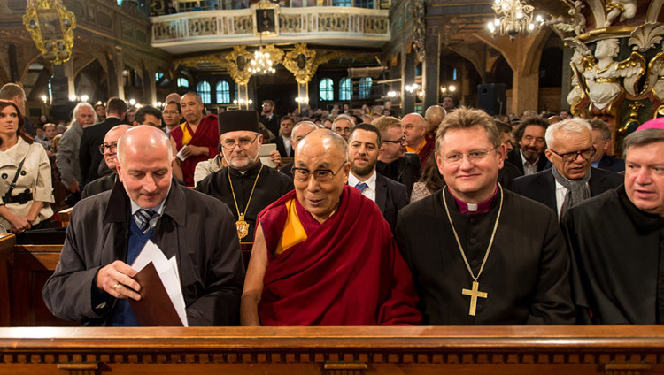 平和教会の中に入り、最前列に着席されたダライ・ラマ法王。2016年9月21日、ポーランド、シュフィドニツァ（撮影：マチェイ・クルチンスキ）