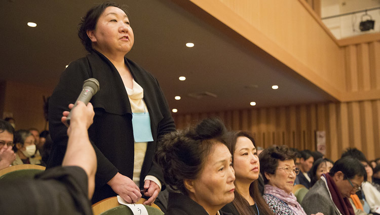 東山浄苑東本願寺における講演会で、ダライ・ラマ法王に質問をする聴衆のひとり。2016年11月9日、京都、 （撮影：ジグメ＆チョペル）