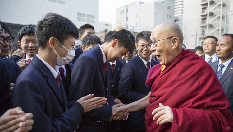 清風学園中学・高等学校に到着され、生徒たちと挨拶を交わされるダライ・ラマ法王2016年11月10日、大阪（撮影：ジグメ＆チョペル）