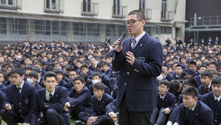 清風学園でのご講演中に、ダライ・ラマ法王に質問をする学生。2016年11月10日、大阪（撮影：ジグメ＆チョペル）