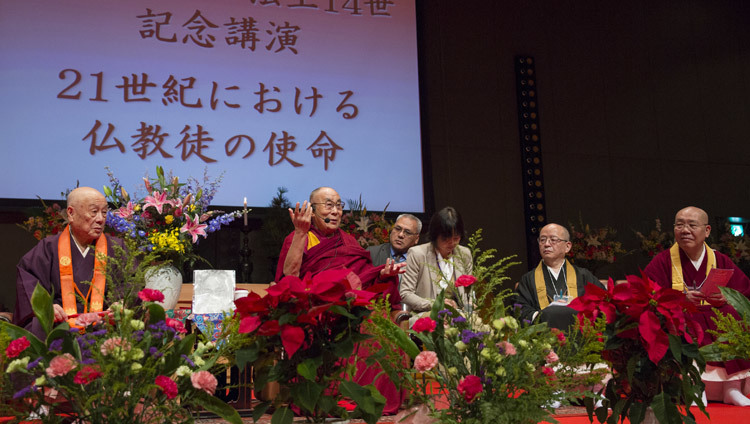 高野山大学松下講堂黎明館で講演をされるダライ・ラマ法王。2016年11月15日、高野山（撮影：ジグメ＆チョペル）