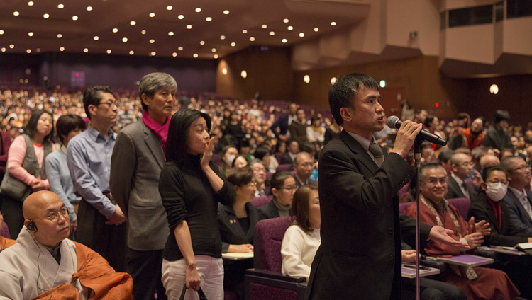 講演会でダライ・ラマ法王に質問をしようと列をなす参加者たち。2016年11月17日、横浜（撮影：ジグメ＆チョペル）