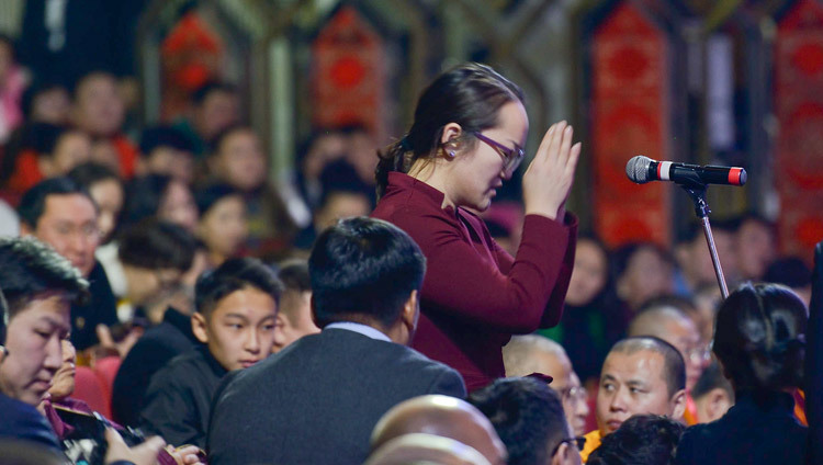 文化センターでのご講演中、質問の前にダライ・ラマ法王への敬意を表する若い女性。2016年11月22日、モンゴル、ウランバートル（撮影：テンジン・パルジョル）