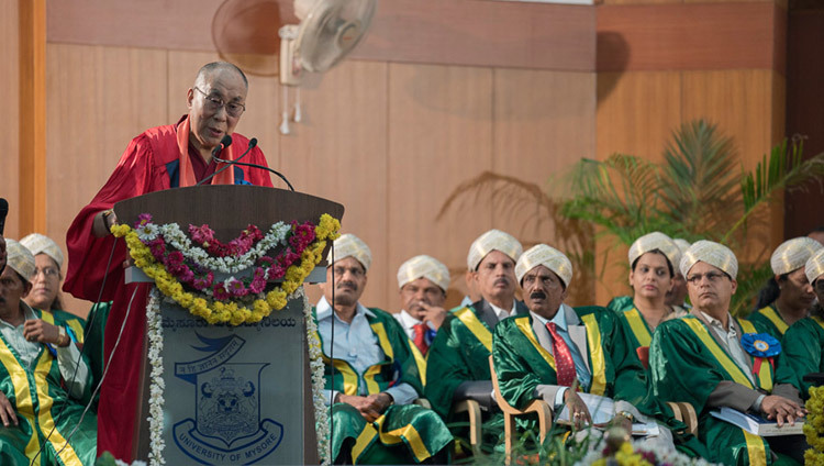 マイソール大学の学位授与式でお話をされるダライ・ラマ法王。2016年12月13日、インド、カルナータカ州 マイソール（撮影：テンジン・チュンジョル / 法王庁）