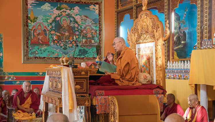 デプン僧院デヤン学堂でお話をされるダライ・ラマ法王。2016年12月17日、インド、カルナータカ州 ムンゴット（撮影：テンジン・チュンジョル / 法王庁）