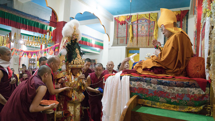 デプン・ラチで長寿祈願の儀式が行われている間に、ダライ・ラマ法王のお側に近づくネチュン神託官。2016年12月21日、インド カルナータカ州 ムンゴット（撮影：テンジン・チュンジョル / 法王庁）