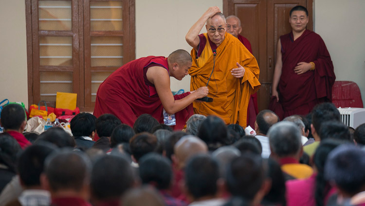 ガンデン・ラチで、チベット本土からの巡礼者たちにお話をされるダライ・ラマ法王。2016年12月23日、インド、カルナータカ州 ムンゴット（撮影：テンジン・チュンジョル / 法王庁）