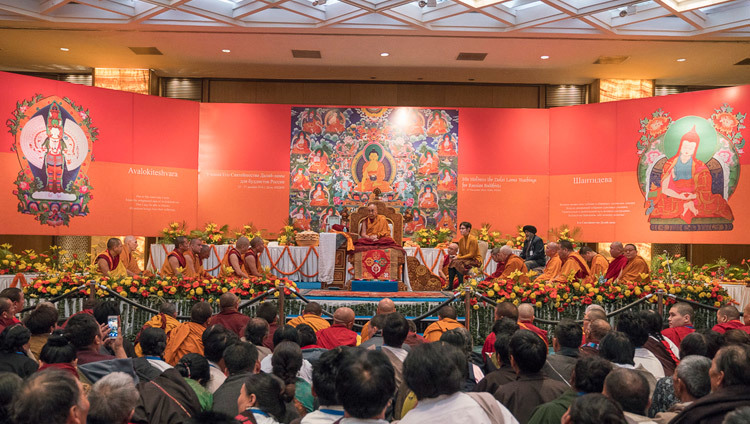 聴衆の質問に答えられるダライ・ラマ法王。2016年12月26日、インド、デリー（撮影：テンジン・チュンジョル / 法王庁）