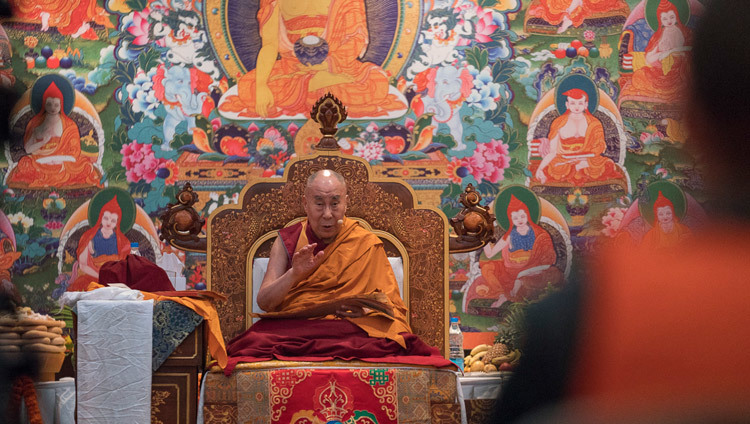 ロシア人仏教徒たちへの法話会の最終日、法話を説かれるダライ・ラマ法王。2016年12月27日、インド、デリー（撮影：テンジン・チュンジョル / 法王庁）