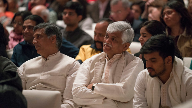 タルカトラ・スタジアムで、ダライ・ラマ法王のご講演に聴き入る参加者たち。2017年2月5日、インド、ニューデリー（撮影：テンジン・チュンジョル / 法王庁）