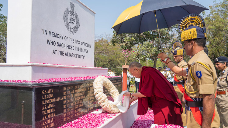 サルダール・ヴァッラブバーイー・パテール国立警察学校で殉職者の記念碑に花輪を捧げられるダライ・ラマ法王。2017年2月11日、インド、テランガーナ州 ハイデラバード（撮影：テンジン・チュンジョル / 法王庁）