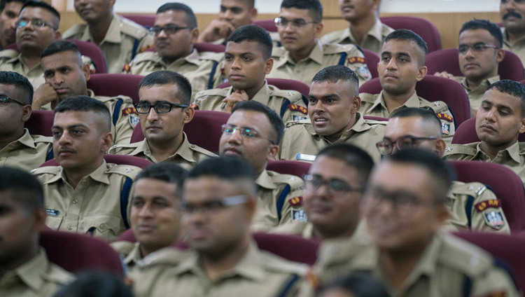 サルダール・ヴァッラブバーイー・パテール国立警察学校で、ダライ・ラマ法王のお話に傾聴する訓練生たち。2017年2月11日、インド、テランガーナ州 ハイデラバード（撮影：テンジン・チュンジョル / 法王庁）