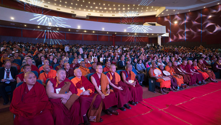 21世紀にふさわしい仏教についての国際会議開会式に参加した代表者たち。2017年3月17日、インド、ビハール州ラジギール（撮影：テンジン・チュンジョル / 法王庁）