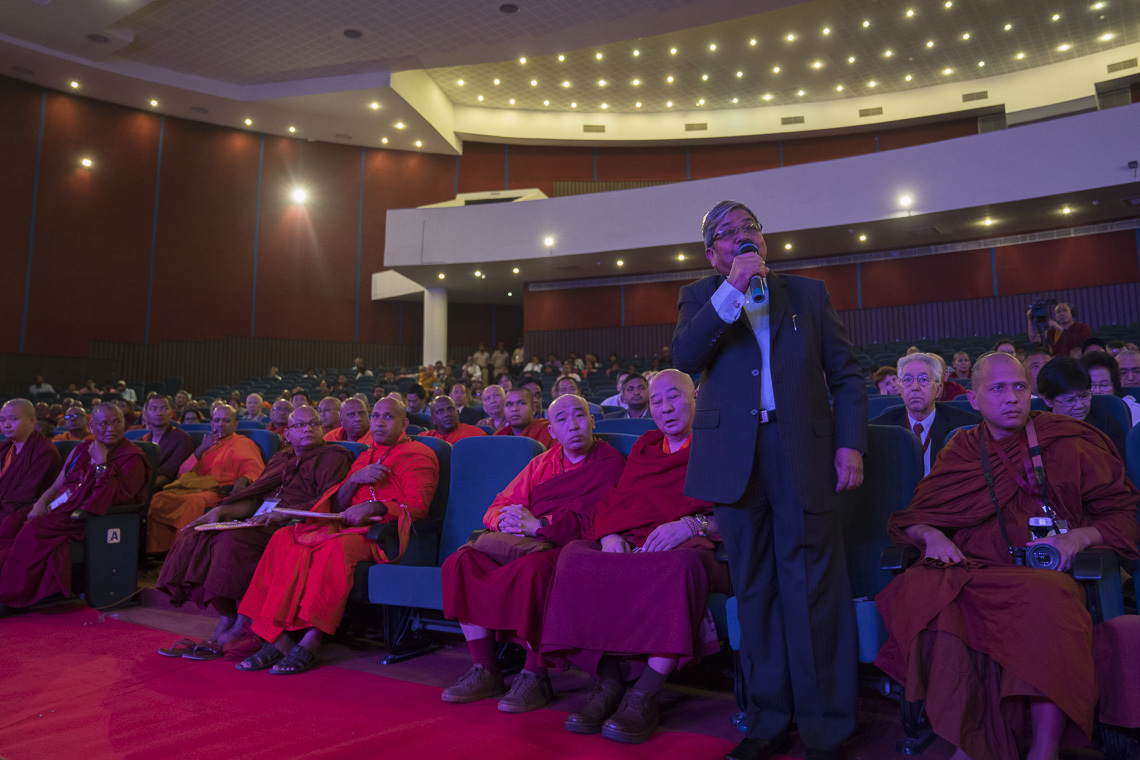 ナヴァ・ナーランダー・マハヴィハーラ大学で、学生・教職員に講演されるダライ・ラマ法王。2017年3月18日、インド、ビハール州ラジギール（撮影：テンジン・チュンジョル / 法王庁）