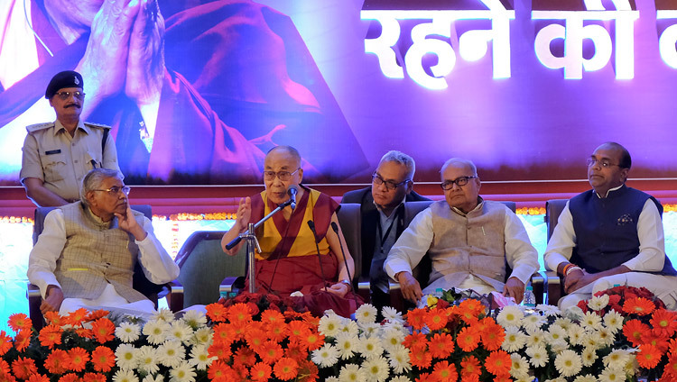 「環境と幸福について」の講演をされるダライ・ラマ法王。2017年3月19日、インド、マディア・プラデーシュ州ボパール（撮影： チミ・テンジン / 法王庁）