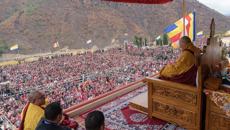 2万人の聴衆に向かってお話をされるダライ・ラマ法王。2017年4月6日、インド、アルナーチャル・プラデーシュ州ディラン（撮影：テンジン・チュンジョル / 法王庁）