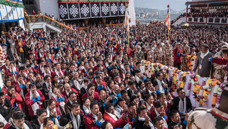 ダライ・ラマ法王のお話を聞くモン族やブータンの人々で埋め尽くされたタワン僧院の中庭。2017年4月11日、インド、アルナーチャル・プラデーシュ州タワン（撮影：テンジン・チュンジョル / 法王庁）