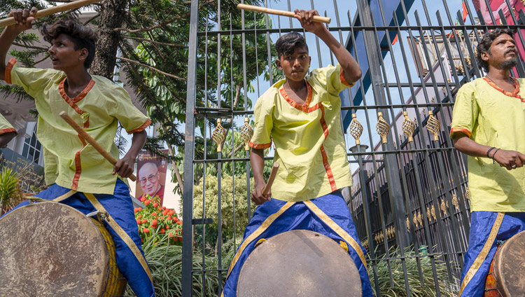 ダライ・ラマ法王のご到着を太鼓の演奏で歓迎する奏者たち。2017年5月23日、インド、カルナータカ州ベンガルール（撮影：テンジン・チュンジョル / 法王庁）