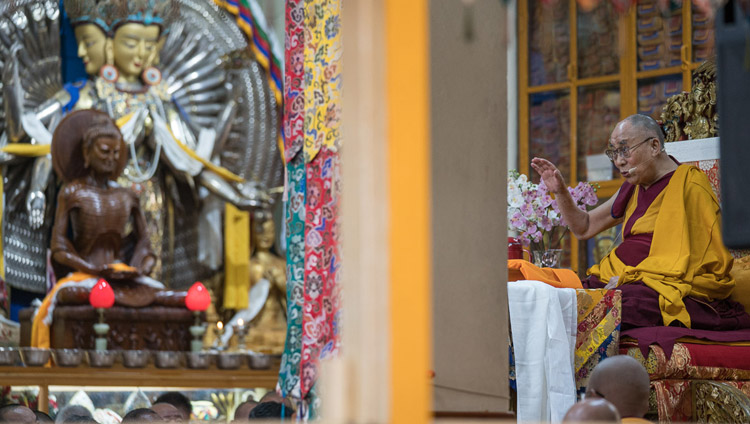 3日間にわたるチベット人の若者たちへの法話会初日、法話をされるダライ・ラマ法王。2017年6月5日、インド、ヒマーチャル・プラデーシュ州ダラムサラ（撮影：テンジン・チュンジョル / 法王庁）