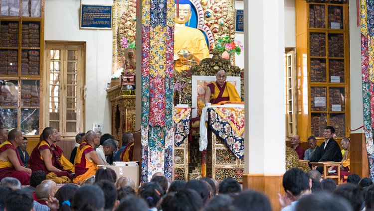 チベット人の若者たちへの法話会初日、法話をされるダライ・ラマ法王。2017年6月5日、インド、ヒマチャル・プラデシュ州ダラムサラ（撮影：テンジン・チュンジョル / 法王庁）