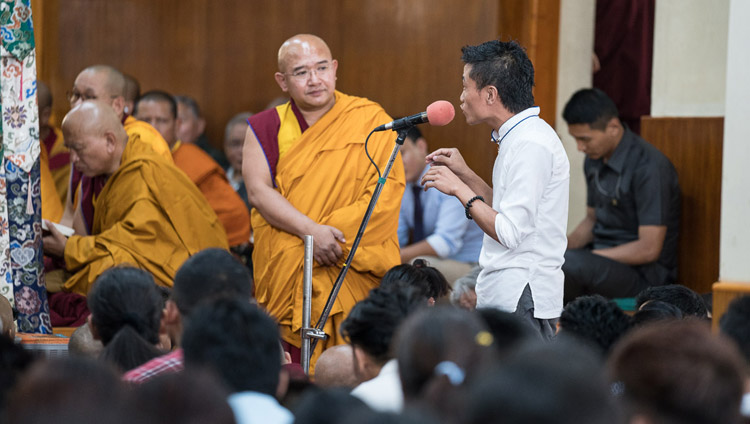 チベット人の若者たちへの法話会初日、会場から法王に質問をする若いチベット人学生。2017年6月5日、インド、ヒマーチャル・プラデーシュ州ダラムサラ（撮影：テンジン・チュンジョル / 法王庁）