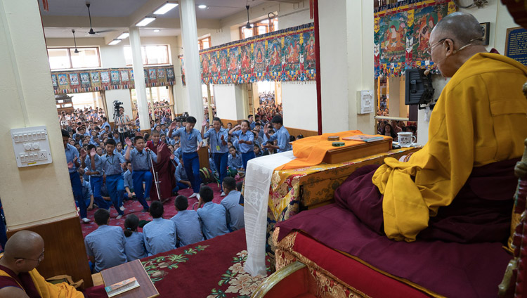 ツクラカンで行われたチベット人学生のための3日間の法話会の2日目、学生たちの仏教哲学問答をご覧になるダライ・ラマ法王。2017年6月6日、インド、ヒマーチャル・プラデーシュ州ダラムサラ（撮影：テンジン・チュンジョル / 法王庁）