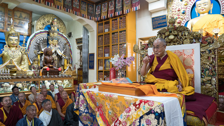 法話会2日目、ツクラカンでチベット人学生たちに法話をされるダライ・ラマ法王。2017年6月6日、インド、ヒマーチャル・プラデーシュ州ダラムサラ（撮影：テンジン・チュンジョル / 法王庁）
