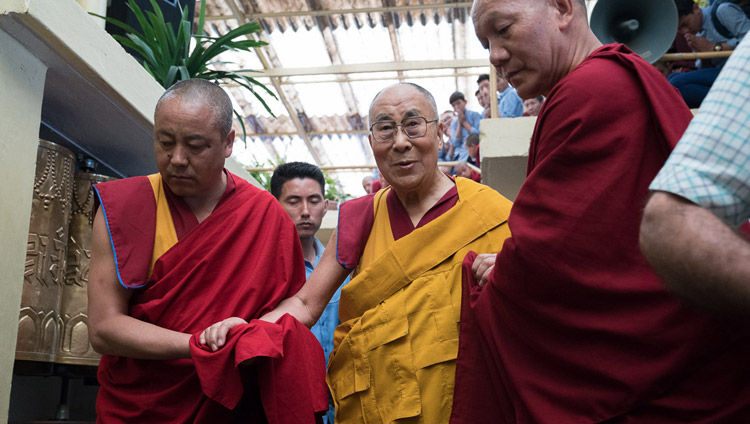 チベット人の若者たちに向けた3日間の法話会の最終日、ツクラカンに到着されたダライ・ラマ法王。2017年6月7日、インド、ヒマーチャル・プラデーシュ州ダラムサラ（撮影：テンジン・チュンジョル / 法王庁）