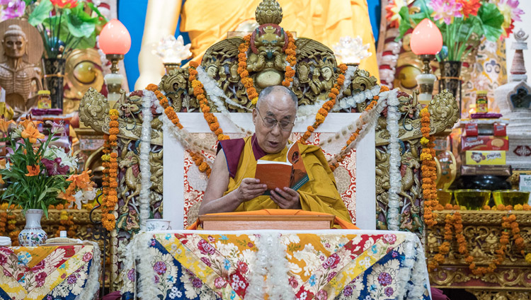 チベット人の若者たちに向けた3日間の法話会最終日、テキストを読み上げられるダライ・ラマ法王。2017年6月7日、インド、ヒマーチャル・プラデーシュ州ダラムサラ （撮影：テンジン・チュンジョル / 法王庁）