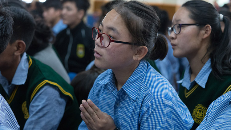 チベット人の若者たちに向けた3日間の法話会の最終日、ダライ・ラマ法王のお話を聞くチベット人の生徒たち。2017年6月7日、インド、ヒマーチャル・プラデーシュ州ダラムサラ（撮影：テンジン・チュンジョル / 法王庁）