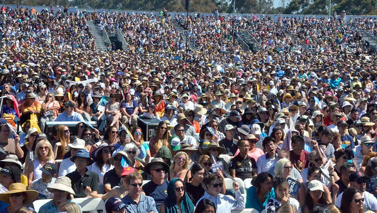 カリフォルニア大学サンディエゴ校のRIMAC フィールドでダライ・ラマ法王の講演に耳を傾ける2万5千人以上の聴衆。2017年6月16日、アメリカ、カリフォルニア州サンディエゴ（撮影：クリス・ストーン）