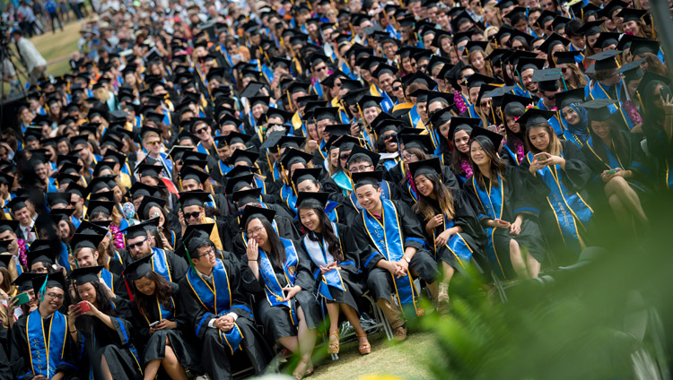 カリフォルニア大学サンディエゴ校の学位授与式に出席し、ダライ・ラマ法王の基調講演に耳を傾ける卒業生たち。2017年6月17日、アメリカ、カリフォルニア州サンディエゴ（撮影：エリック・ジェプセン / UCSD）