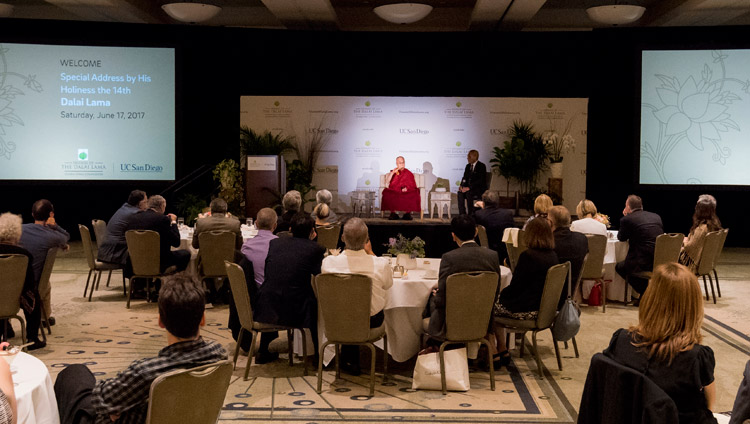 学内の指導者たちとの昼食会でお話をされるダライ・ラマ法王。2017年6月17日、アメリカ、カリフォルニア州サンディエゴ（撮影：エリック・ジェプセン / UCSD）