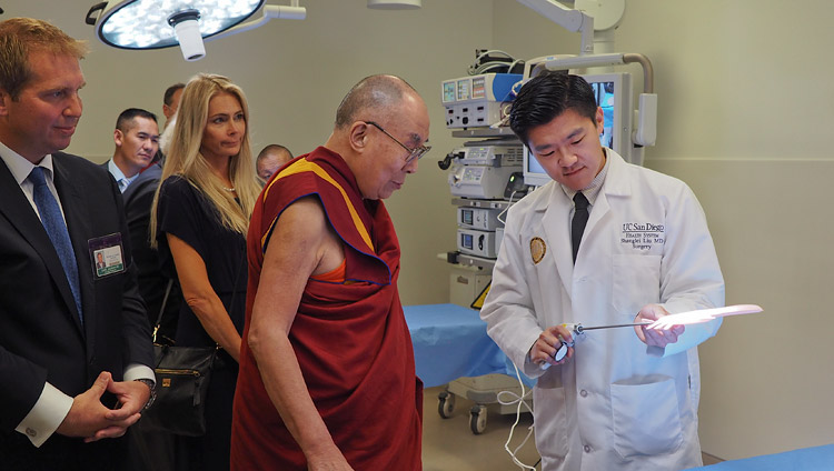 先端手術センターを訪問され、新たな技術訓練の様子を視察されるダライ・ラマ法王。2017年6月17日、アメリカ、カリフォルニア州サンディエゴ（撮影：エリック・ジェプセン / UCSD）