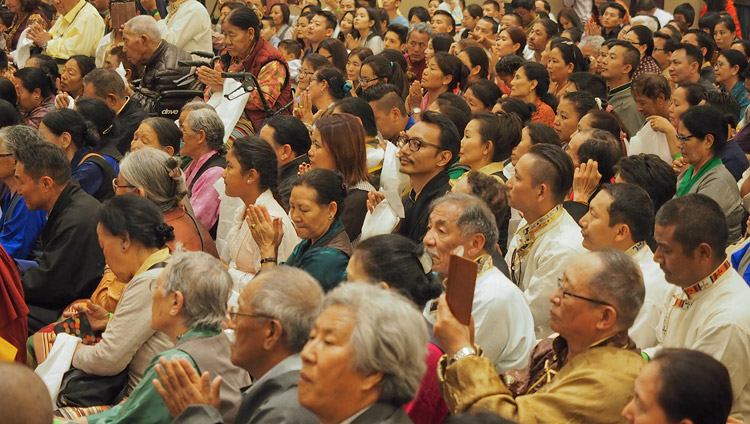 ダライ・ラマ法王のお話を聞くチベット人グループの人々。2017年6月18日、アメリカ、カリフォルニア州サンディエゴ（撮影：ジェレミー・ラッセル / 法王庁）