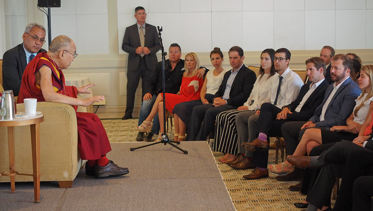 青年実業家会のメンバーとの会見でお話をされるダライ・ラマ法王。2017年6月19日、アメリカ、カリフォルニア州ニューポートビーチ（撮影：ジェレミー・ラッセル / 法王庁）