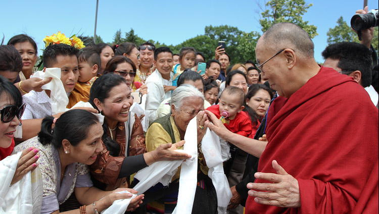 ミネアポリスに到着され、歓迎のために集まった400名を超えるチベット人に挨拶をされるダライ・ラマ法王。2017年6月21日アメリカ、ミネソタ州ミネアポリス（撮影：テンジン・プンツォク・ワレーグ）