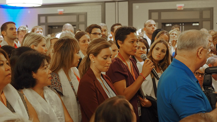 スターキー・ヒヤリング・テクノロジーズで開催された講演の中で、ダライ・ラマ法王に質問をする聴衆の一人。2017年6月22日、アメリカ、ミネソタ州ミネアポリス（撮影：ジェレミー・ラッセル / 法王庁）