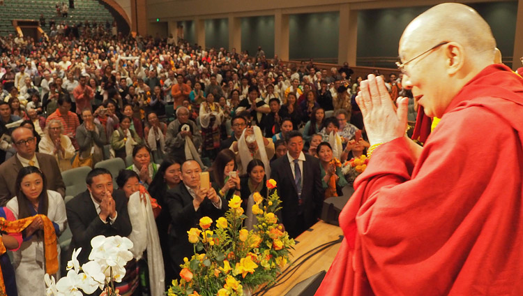 チベット人会の人々との会見が終了し、参加者たちに感謝の意を表されるダライ・ラマ法王。2017年6月24日、アメリカ、ミネソタ州ミネアポリス（撮影：ジェレミー・ラッセル / 法王庁）