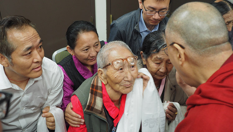 チベット人会の人々との会見前に、高齢のチベット人たちに声をかけられるダライ・ラマ法王。2017年6月25日、アメリカ、マサチューセッツ州ボストン（撮影：ジェレミー・ラッセル / 法王庁）