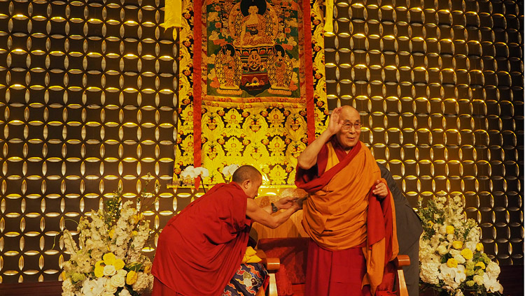 会場に集まった2千人のチベット人たちに向かって手を振られるダライ・ラマ法王。2017年6月25日、アメリカ、マサチューセッツ州ボストン（撮影：ジェレミー・ラッセル / 法王庁）
