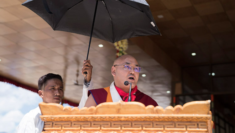 ダライ・ラマ法王82歳の祝賀式典で、聴衆に向けて演説を行う亡命チベット代表者議会議長のソナム・テンペル氏。2017年7月6日、インド、ジャンムー・カシミール州ラダック地方レー（撮影：テンジン・チュンジョル / 法王庁）